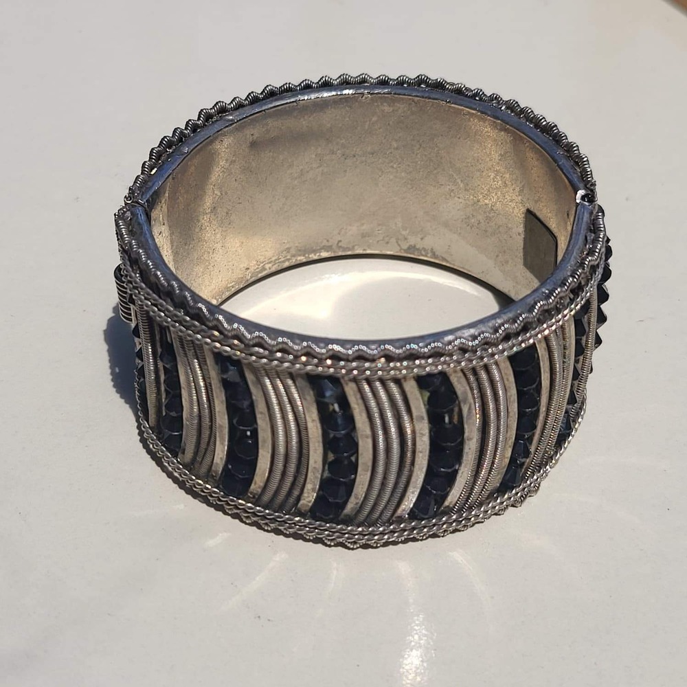 Vintage Silver Tone Metal Beaded Hinged Cuff Bracelet Black Statement - Picture 8 of 8